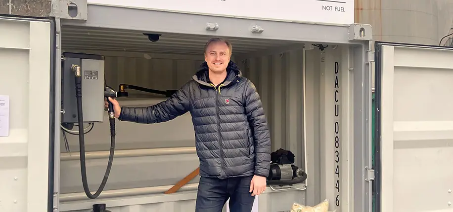 Easy filling from the Biobase BASECAMP container dispenser